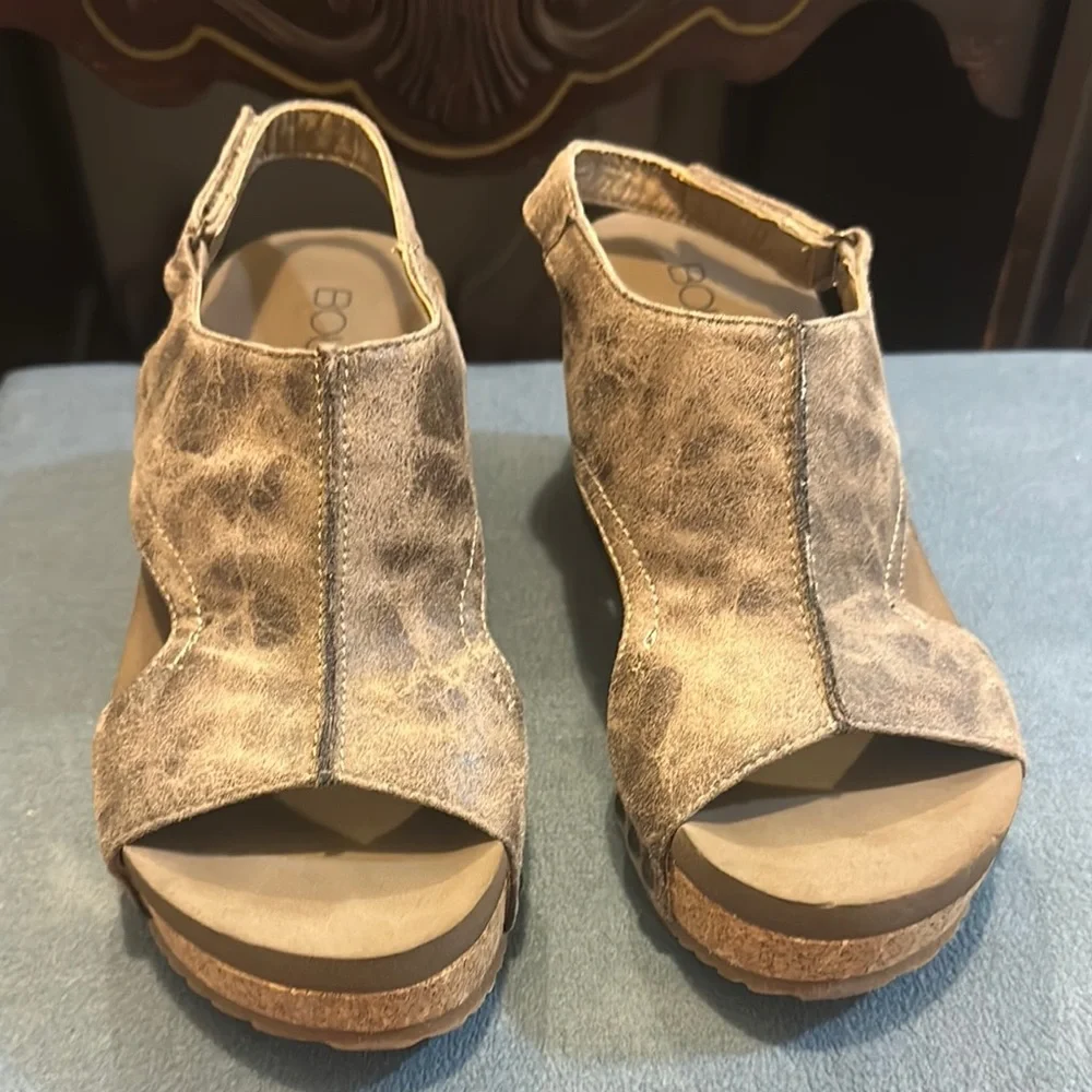 Tan Wedge Shoes with Slingback and Peep-Toe - Picture 6 of 6